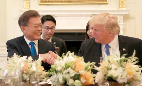 ▲ 문재인 대통령이 29일(현지시간) 미국 워싱턴 백악관에서 열린 정상간 상견례 및 만찬에서 도널드 트럼프 미국 대통령과 악수하고 있다. <사진제공=뉴시스>