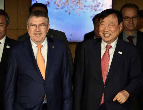 ▲ 토마스 바흐 국제올림픽위원장이 무주에서 개최되고 있는 '2017 세계태권도선수권대회' 폐막식에 참석하기 위해 29일 인천공항에 입국해 이희범 평창올림픽조직위원장의 영접을 받고 있다. <사진제공=뉴시스>