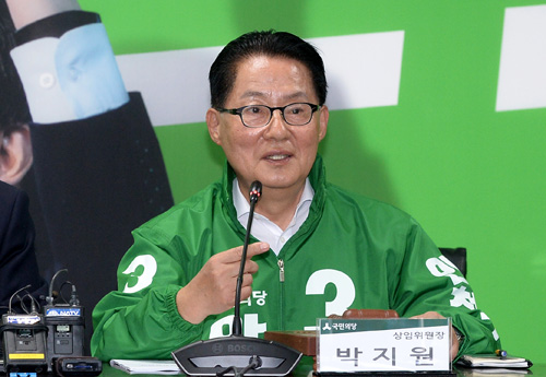 ▲ 대선 당시 안철수 캠프 상임중앙선대위원장으로 뛰었던 박지원 전 국민의당 대표는 27일 “문준용씨의 채용비리 전반에 대한 특검”을 주장했다.<사진제공=뉴시스>