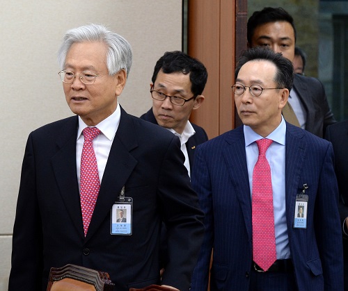 ▲ 고영주(왼쪽) 방송문화진흥회 이사장과 임무혁 사무처장이 지난해 10월 국회 미래창조과학방송통신위원회 국정감사에 참석하고 있는 모습. <사진제공=뉴시스>