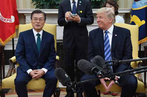 ▲ 문재인 대통령이 6월30일(현지시간) 미국 워싱턴 백악관에서 도널드 트럼프 미 대통령과 한미정상회담을 하고 있다. <사진제공=뉴시스>