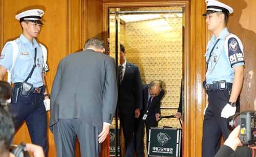 ▲ 방미 일정을 마친 문재인 대통령이 2일 서울공항을 도착해 전용기편으로 들어온 현종어보, 문정왕후어보를 보며 인사하고 있다. <사진제공=뉴시스>