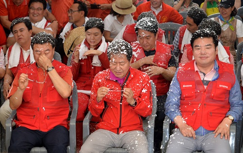 ▲ 3일 열린 자유한국당 전당대회에서 인공눈을 닦아내고 있는 당 대표 후보들.<사진제공=뉴시스>