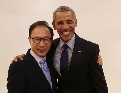 ▲ 이명박 전 대통령과 버락 오바마 전 미국 대통령이 3일 서울 광진구 워커힐호텔에서 만나 면담에 앞서 포옹하며 기념촬영을 하고 있다. <사진=이명박 전 대통령 비서실 제공, 뉴시스>
