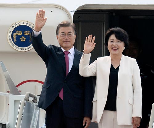 ▲ 문재인 대통령과 김정숙 여사가 5일 오전 경기 성남 서울공항을 통해 독일 공식 방문과 G20 정상회의 참석차 독일로 출국하며 손을 흔들고 있다. 문 대통령은 오는 6일 시진핑 중국 국가주석과 한·중 정상회담을 추진, 7일에는 블라디미르 푸틴 러시아 대통령과 한·러 정상회담을 추진하고, 8일에는 인도·프랑스·호주와 각각 정상회담을 진행 할 예정이다.<사진제공=뉴시스>