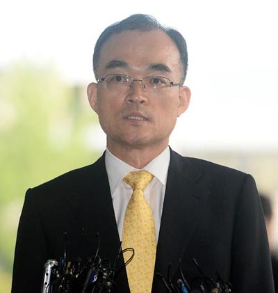 ▲ 검찰총장 후보자로 공식 지명된 문무일 부산고검장이 4일 오후 서초동 서울고검에 마련될 청문회 준비 사무실 상황 점검 차 방문해 취재진의 질문에 답하고 있다. <사진제공=뉴시스>