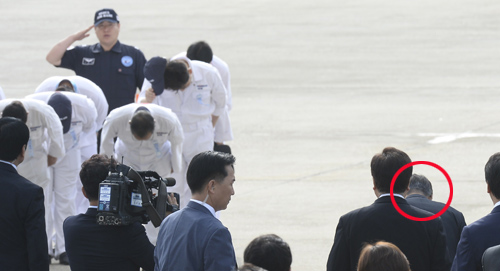 ▲ 문재인 대통령(동그라미)이 5일 오전 경기 성남 서울공항을 통해 독일 공식 방문과 G20 정상회의 참석차 독일로 출국하기 위해 전용기를 탑승하며 항공사 관계자들과 인사를 나누고 있다. <사진제공=뉴시스>