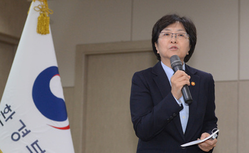 ▲ 김은경 환경부 장관이 5일 오전 정부세종청사에서 열린 취임식에서 프리젠테이션 형식의 이색 취임사를 하고 있다. <사진제공=뉴시스>