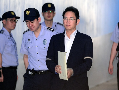 ▲ 이재용 삼성전자 부회장이 지난달 27일 오전 서울 서초구 서울중앙지방법원에서 열린 '최순실 뇌물' 33차 공판에 출석하고 있는 모습. <사진제공=뉴시스>