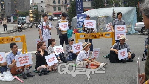 ▲ 8일, 토요일 오후 시민들이 자유한국당 해체를 촉구하기 위해 자한당 당사 앞에 모였다. 이날로 자한당 규탄 촛불집회는 14회차를 맞았다. Ⓒ go발뉴스