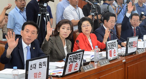 ▲ 6월29일 오전 서울 여의도 국회에서 열린 김상곤 사회부총리 겸 교육부장관 후보자의 인사청문회에서 자유한국당 의원들이 의사진행 발언을 신청하며 손을 들고 있다. 왼쪽부터 자유한국당 김석기, 나경원, 이은재, 이장우, 이종배 의원. <사진제공=뉴시스>