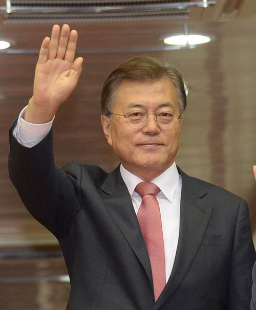 ▲ 문재인 대통령이 10일 오전 4박6일간의 한·독정상회담, G20정상회의 참석을 마치고 경기도 성남 서울공항에서 도착해 영접인사들에게 인사하고 있다. <사진제공=뉴시스>