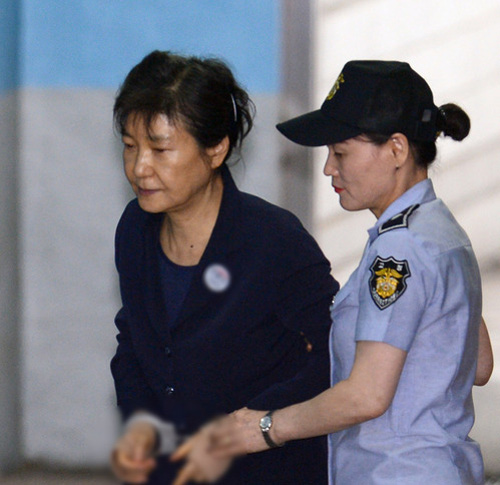 ▲ 박근혜 전 대통령이 7일 오전 서울 서초구 서울중앙지방법원에서 열린 국정농단 사건 32차 공판에 출석하고 있다. <사진제공=뉴시스>