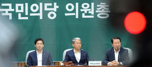 ▲ 11일 오후 서울 영등포구 여의도 국회에서 진행된 국민의당 의원총회에서 박주선 국민의당 비대위원장이 모두발언을 하고 있다. 좌로부터 이용호 정책위의장, 김동철 원내대표, 박주선 위원장. <사진제공=뉴시스>