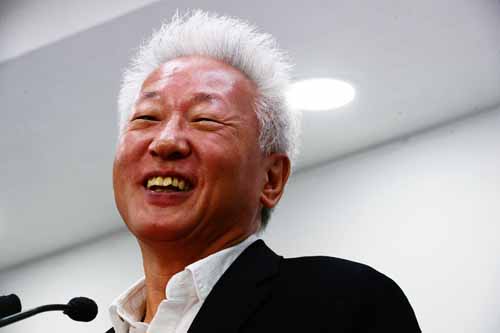 ▲ 류석춘 자유한국당 혁신위원장이 11일 오전 서울 여의도 자유한국당 기자실에서 기자회견 중 취재진 질문에 답하며 환하게 웃고 있다. <사진제공=뉴시스>