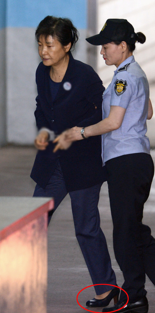 ▲ 박근혜 전 대통령이 7일 오전 서울 서초구 서울중앙지방법원에서 열린 국정농단 사건 32차 공판에 출석하고 있다. <사진제공=뉴시스>