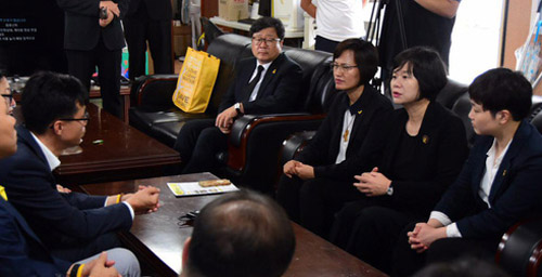 ▲ 정의당 이정미 신임 대표와 지도부가 12일 오후 경기 안산시 세월호 희생자 정부합동 분향소 유가족 대기실에서 유가족들과 이야기를 나누고 있다. <사진=정의당 제공, 뉴시스>