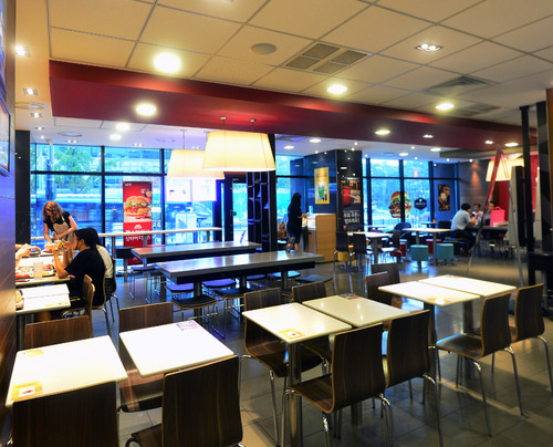 ▲ 4살 여아가 햄버거를 먹은 후 용혈성요독증후군(HUS·Hemolytic Uremic Syndrome) 진단을 받아 신장의 90%를 잃었다는 소식이 알려지면서 소비자들의 '햄버거병' 공포가 일파만파 확산되고 있는 10일 오후 서울의 한 맥도날드 지점이 한산한 모습을 보이고 있다.<사진제공=뉴시스>