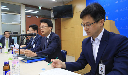 ▲ 박찬석 재정·경제 감사국장이 11일 서울 종로구 감사원에서 면세점 사업자 선정 추진실태 브리핑 후 취재진의 질문에 답하고 있다. 정부가 지난해 서울 지역에 시내면세점 4곳을 더 늘리기로 한 것은 박근혜 전 대통령의 지시에 따른 것으로 감사원 감사 결과 드러났다. 감사원은 국회의 감사 요구에 따라 지난 2~3월 관세청 등을 대상으로 '면세점 사업자 선정 추진실태'를 점검한 결과 이같은 내용을 비롯해 총 13건의 위법·부당 사항을 적발했다고 11일 밝혔다. <사진제공=뉴시스>