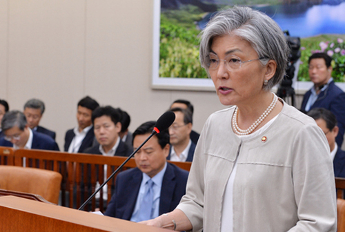 ▲ 10일 오후 서울 여의도 국회 외교통일위원회 회의실에서 열린 전체회의에 참석한 강경화 외교부 장관이 현안보고를 하고 있다. <사진제공=뉴시스>