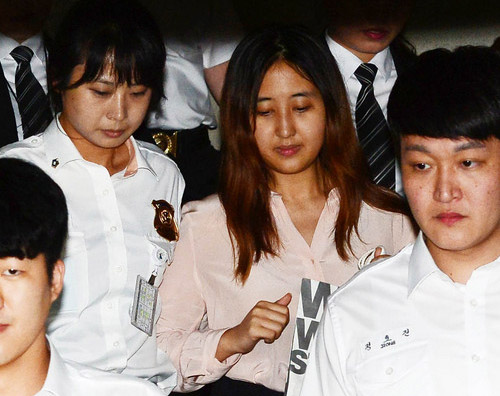 ▲ 이재용 삼성전자 부회장 재판에 증인으로 출석한 최순실의 딸 정유라가 12일 오후 법원보안관리대의 경호를 받으며 서울 서초구 서울중앙지방법원을 나서고 있다. <사진제공=뉴시스>