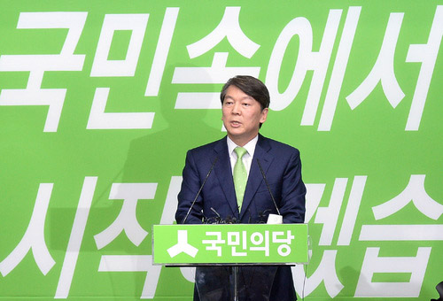 ▲ 안철수 국민의당 전 대선후보가 12일 오후 서울 영등포구 여의도 당사에서 문재인 대통령의 아들 문준용 씨에 대한 대선 전 제보조작 사건에 대해서 입장표명을 하고 있다. <사진제공=뉴시스>