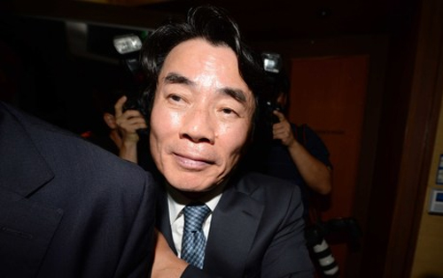 ▲ 자신의 운전기사를 상대로 폭언과 폭행을 한 것으로 알려진 이장한 종근당 회장이 14일 오전 서울 서대문구 종근당빌딩 대강당에서 열린 기자회견에서 사과문만 낭독하고 황급히 기자회견장 밖으로 나가고 있다. 이 회장은 취재진을 피해 비상계단으로 빠져 나갔다. <사진제공=뉴시스>