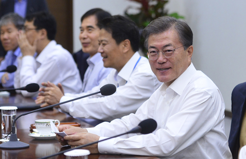 ▲ 문재인 대통령이 17일 오후 청와대 여민관 소회의실에서 수석 보좌관 회의를 주재하고 있다. <사진제공=뉴시스>