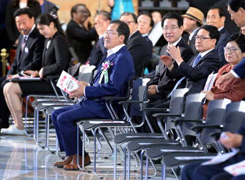 ▲ 17일 오전 서울 영등포구 여의도 국회에서 진행된 제69주년 제헌절 경축식에 홍준표 자유한국당 대표가 홀로 앉아 있다. <사진제공=뉴시스>