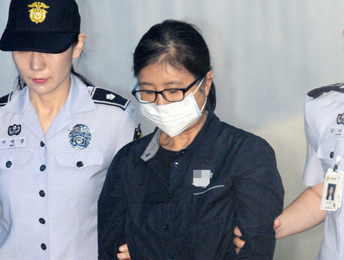 ▲ '비선실세' 최순실 씨가 17일 오전 서울 서초구 서울중앙지방법원에서 열린 37차 공판에 출석하기 위해 법정으로 이동하고 있다.<사진제공=뉴시스>