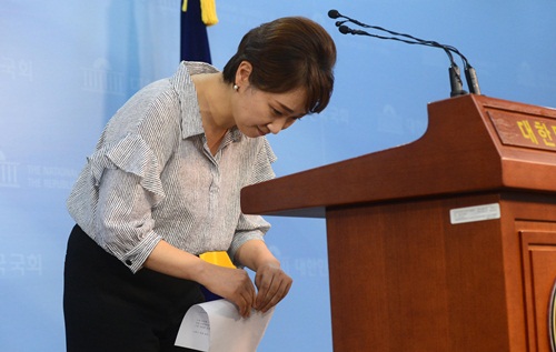 ▲ 지난 11일 자신의 막말파문과 관련 사과 기자회견을 가진 이언주 국민의당 의원.<사진제공=뉴시스>