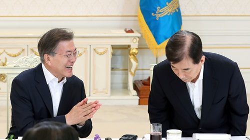 ▲ 문재인 대통령이 18일 오후 본관 인왕실에서 전·현 국방부장관, 합참의장, 3군 총장, 한미연합사 부사령관, 해병대사령관, 기무사령관 등 주요 군 지휘부를 초청해 오찬을 하기에 앞서 한민구 전 장관에게 박수치고 있다. <사진제공=청와대, 뉴시스>