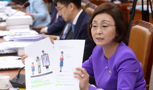 ▲ 국민의당 장정숙 의원이 6월30일 오전 서울 여의도 국회에서 열린 김상곤 사회부총리 겸 교육부 장관 후보자 인사청문회에 참석해 질의하고 있다. <사진제공=뉴시스>