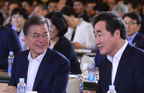 ▲ 문재인 대통령이 19일 오후 '100 + 새로운 대한민국' 국정과제 보고대회가 열린 청와대 영빈관에서 이낙연 국무총리와 대화하고 있다. <사진제공=뉴시스>