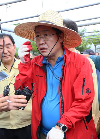 ▲ 홍준표 자유한국당 대표가 19일 주요 당직자와 당원 등 100여명과 함께 지난 16일 기록적인 폭우로 수해를 입은 충북 청주시 상당구 낭성면 수해현장을 찾아 기자들의 질문에 답하고 있다. <사진제공=뉴시스>