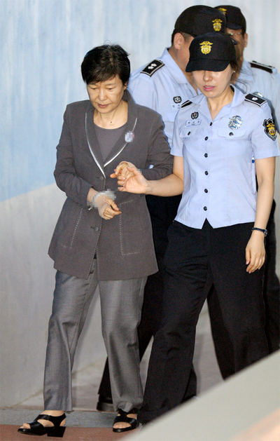 ▲ 박근혜 전 대통령이 18일 오전 서울 서초구 서울중앙지방법원에서 열린 38차 공판에 출석하기 위해 법정으로 이동하고 있다. <사진제공=뉴시스>