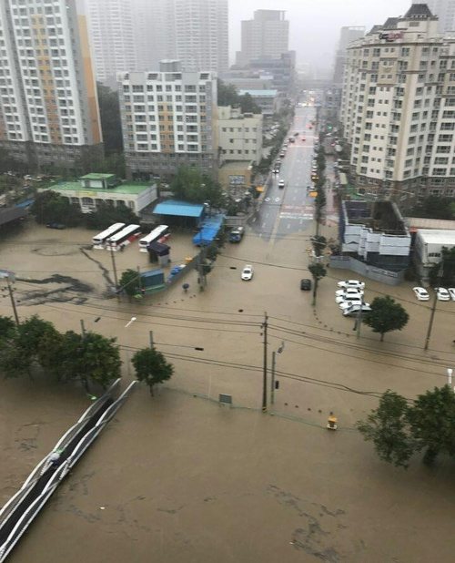 ▲ 지난 16일 하천 범람과 하수도 역류로 충북 청주 지웰홈스아파트 주변이 물에 잠겼다. <사진= 주민 제공, 뉴시스>