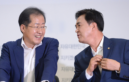 ▲ 17일 오전 서울 여의도 자유한국당 당사에서 열린 신임주요당직자 회의에 참석한 홍준표(왼쪽) 대표가 김태흠 최고위원과 대화하고 있다. <사진제공=뉴시스>