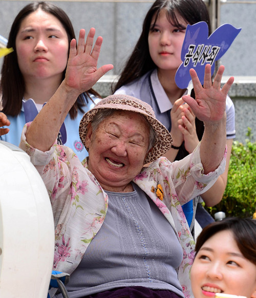 ▲ 제1292차 일본군 위안부 문제 해결을 위한 정기 수요시위가 열린 19일 오후 서울 종로구 옛 주한일본대사관 앞에서 길원옥 할머니가 만세를 외치고 있다. <사진제공=뉴시스>