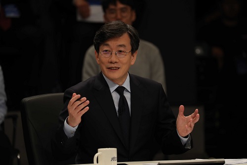 ▲ 중앙일보-JTBC-한국정치학회 공동주최 2017 대통령 후보 초청 토론회 당시 손석희 앵커가 토론 전 후보들과 대화하고 있는 모습. <사진제공=뉴시스>