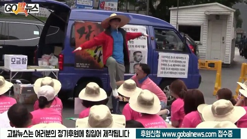 ▲ 자한당 해체 촉구 촛불집회 주최측 관계자가 홍준표 대표의 ‘장화쇼’ 풍자 퍼포먼스를 선보이고 있다.