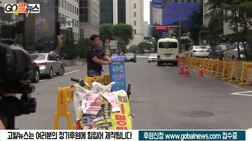 ▲ 대구에서 올라온 한 시민이 ‘국회의원 국민소환제’ 도입을 위한 1인 피켓시위를 벌이고 있다.