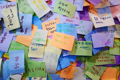 ▲ 대한적십자사 이산가족 화상상봉장에 가득 붙여진 이산가족상봉 기원 희망메세지.<사진제공=뉴시스>