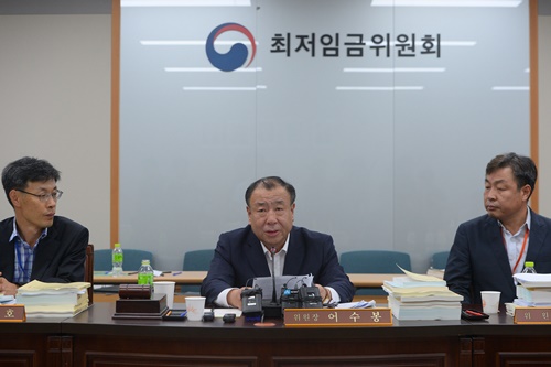 ▲ 15일 밤 정부세종청사 고용노동부 최저임금위원회 전원회의에서 내년도 최저임금이 7530원으로 확정된 가운데 어수봉 위원장이 최저임금에 대한 브리핑을 하고 있다. 2017.07.15.