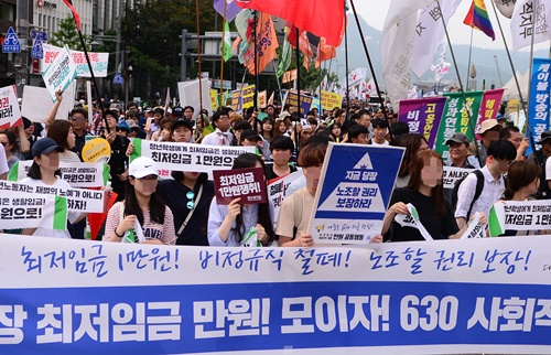 ▲ 지난달 30일 '최저임금 만원', '비정규직 철폐' 등을 촉구하는 총파업 행진을 하는 노동자들.<사진제공=뉴시스>