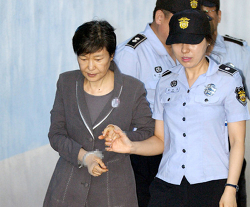 ▲ 박근혜 전 대통령이 18일 오전 서울 서초구 서울중앙지방법원에서 열린 38차 공판에 출석하기 위해 법정으로 이동하고 있다. <사진제공=뉴시스>