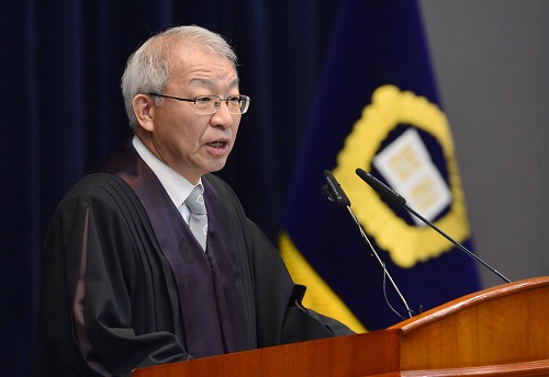 ▲ 지난 4월 서울 서초구 대법원에서 열린 신임법관 임명식에서 양승태 대법원장이 인사말을 하고 있다. <사진제공=뉴시스>