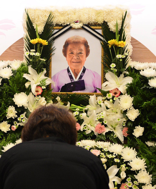 ▲ 23일 오후 경기 성남 분당구 차병원에 마련된 위안부 피해 고 김군자 할머니 빈소에서 조문객의 발길이 이어지고 있다.<사진제공=뉴시스>