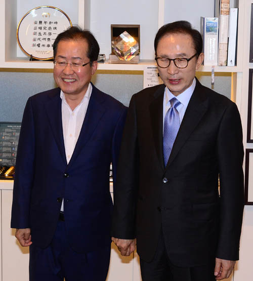 ▲ 홍준표 자유한국당 대표가 25일 오후 서울 강남구 삼성동에 위치한 이명박 전 대통령 사무실을 예방, 이 전 대통령과 기념촬영을 하고 있다. <사진제공=뉴시스>