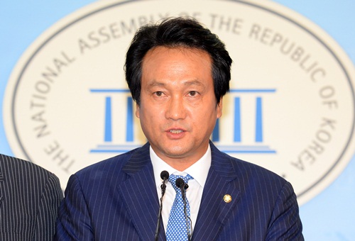 ▲ ‘박근혜 정부 국정농단행위자 소유재산의 국가 귀속에 관한 특별 법안'을 대표발의한 안민석 더불어민주당 의원이 27일 국회에서 관련 기자회견을 하고있다.<사진제공=뉴시스>